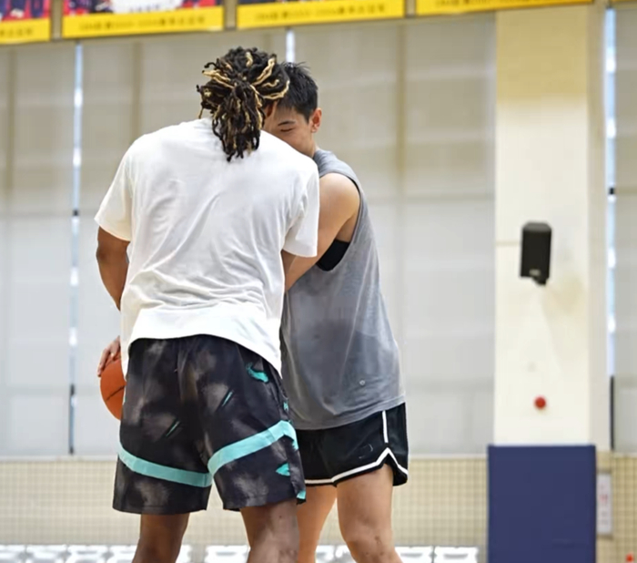 体育赛事-省钱了！麦考尔特训崔永熙过人，强化进攻技巧，有望年后复出！|广东|帕特里克-麦考|胡明轩|徐杰|训练_新浪体育_新浪新闻